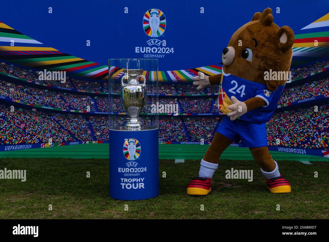 Berlin Allemagne 25 avril 2024 : le trophée du Championnat d'Europe de football fait escale au stade Lichterfelde lors de sa tournée. Banque D'Images