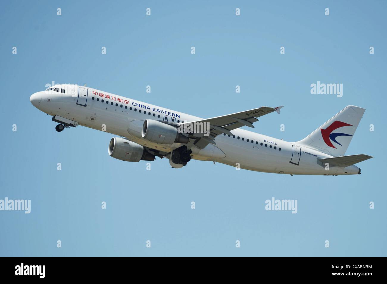 HANGZHOU, CHINE - 16 MAI 2024 - un Airbus A320 de China Eastern Airlines décolle de l'aéroport international de Hangzhou Xiaoshan à Hangzhou, Zhejiang Banque D'Images