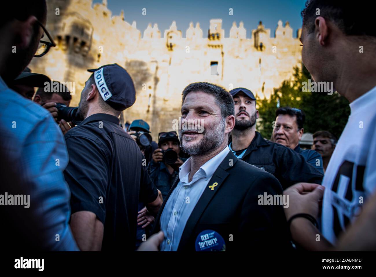 Le ministre israélien des Finances Bezalel Smotrich sourit devant la porte de Damas à Jérusalem, jeudi 5 juin 2024. Des dizaines de milliers de jeunes religieux ultranationalistes sionistes, hommes et femmes, ont défilé à travers les parties musulmanes de la vieille ville de Jérusalem lors de la marche annuelle du drapeau du jour de Jérusalem, un événement qui menace de déclencher de nouvelles violences dans la guerre Israël-Hamas. La journée de Jérusalem marque la réunification de la ville pendant la guerre des six jours et la IsraelÕs prise du Mont du Temple et du mur occidental, JudaismÕs lieux les plus saints. Photo par Eyal Warshavsky. Banque D'Images