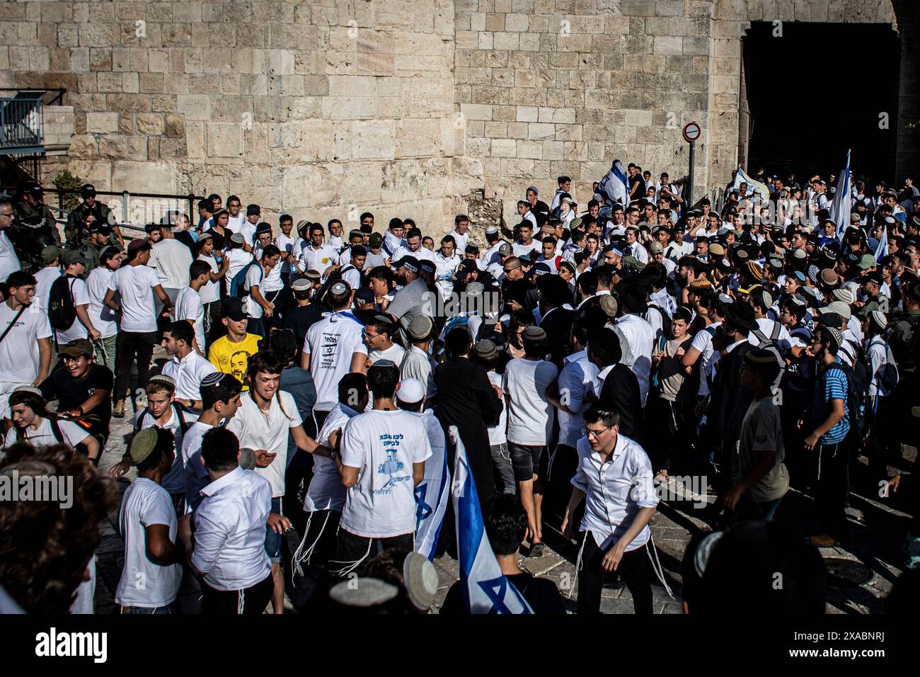 Un policier israélien arrête une aile droite devant la porte de Damas à Jérusalem après avoir lancé des bouteilles d'eau sur des journalistes , jeudi 5 juin 2024. Des dizaines de milliers de jeunes religieux ultranationalistes sionistes, hommes et femmes, ont défilé à travers les parties musulmanes de la vieille ville de Jérusalem lors de la marche annuelle du drapeau du jour de Jérusalem, un événement qui menace de déclencher de nouvelles violences dans la guerre Israël-Hamas. La journée de Jérusalem marque la réunification de la ville pendant la guerre des six jours et la IsraelÕs prise du Mont du Temple et du mur occidental, JudaismÕs lieux les plus saints. Photo par Eyal Warshavsky. Banque D'Images