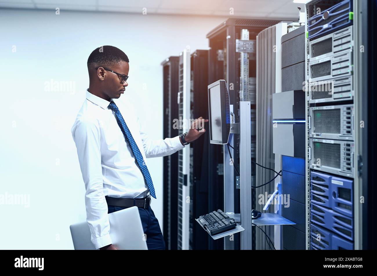 Centre de données, ingénieur et homme noir avec pc dans la salle des serveurs pour la technologie de l'information, la maintenance ou la mise à jour logicielle. Cyber, code et technicien pour Banque D'Images