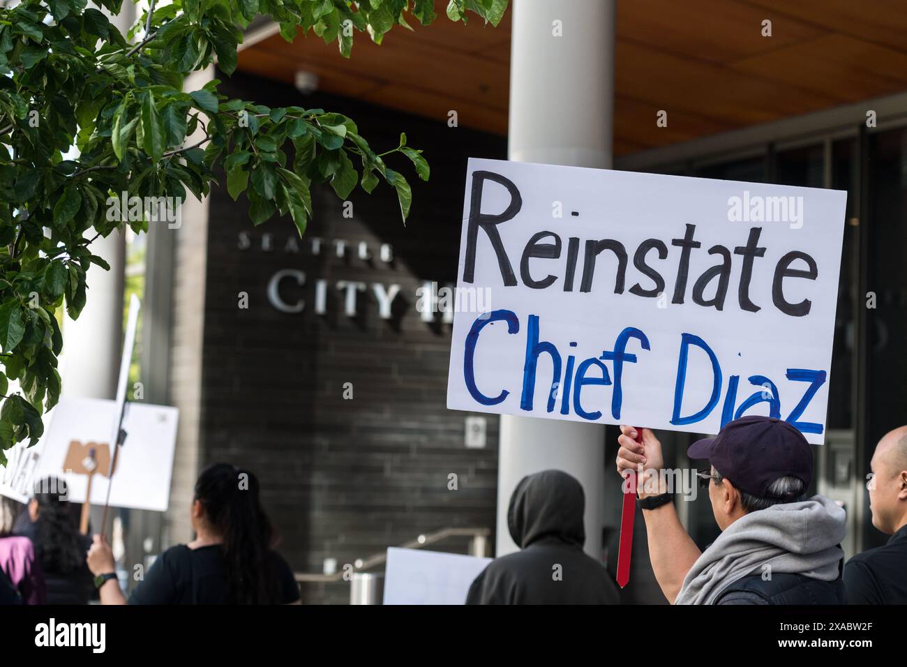 Seattle, États-Unis. 5 juin 2024. 17h00 Une douzaine de supporters se sont rassemblés devant l'hôtel de ville pour l'ancien chef de la police de Seattle Adrian Diaz. Le chef Diaz a été brusquement destitué de son poste de haut policier à Seattle à la suite de prétendues allégations de sexisme ainsi que de discrimination et de représailles. Crédit : James Anderson/Alamy Live News Banque D'Images