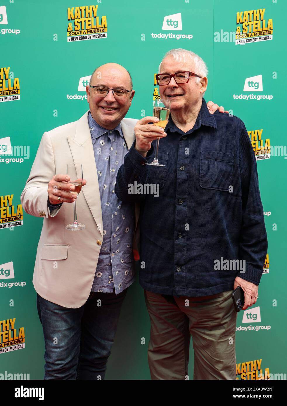 Londres, Royaume-Uni. 05 juin 2024. Neil Sinclair et Christopher Biggins vus assister à la soirée presse pour 'Kathy et Stella résoudre un meurtre!' Au Ambassadors Theatre de Londres. Crédit : SOPA images Limited/Alamy Live News Banque D'Images