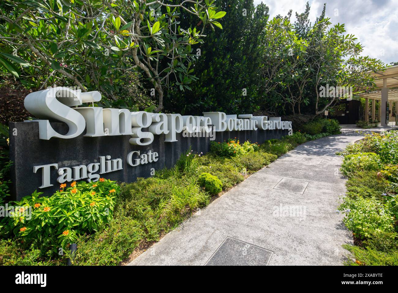Jardins botaniques de Singapour Tanglin Gate signalisation massive, correctement décorée avec des plantes de verdure, passerelle propre et propre pour visiter le lieu. Banque D'Images