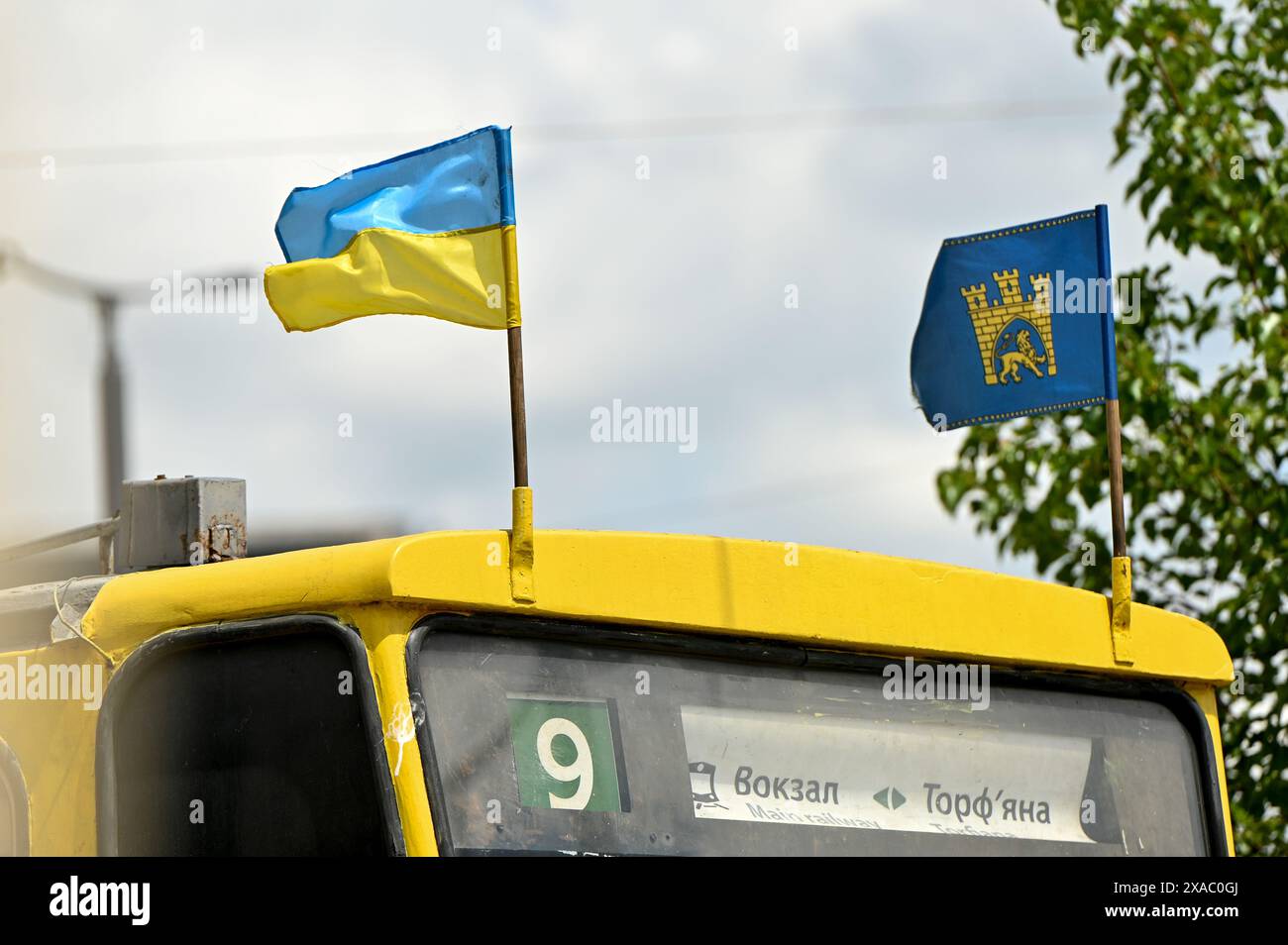 Non exclusif : LVIV, UKRAINE - 1 JUIN 2024 - les drapeaux de l'Ukraine et les armoiries de Lvivdécorent l'une des vieilles voitures de tramway lors d'une exposition Banque D'Images