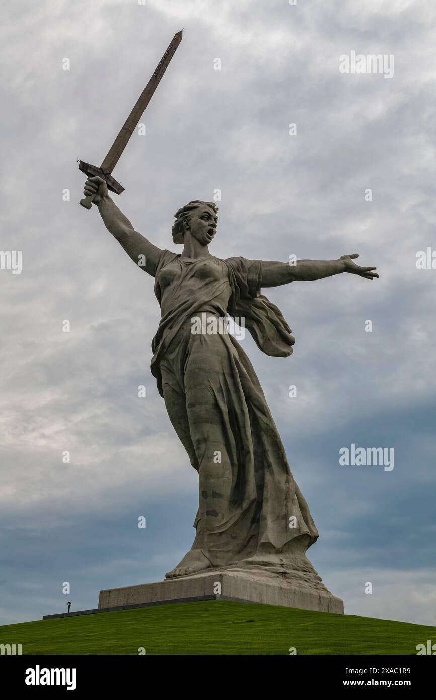 VOLGOGRAD, RUSSIE - 04 JUIN 2023 : la sculpture "la mère patrie appelle!" Par un matin nuageux de juin. Mamaev Kurgan Banque D'Images VOLGOGRAD, RUSSIE - 04 JUIN 2023 : la sculpture "la mère patrie appelle!" Par un matin nuageux de juin. Mamaev Kurgan Banque D'Images