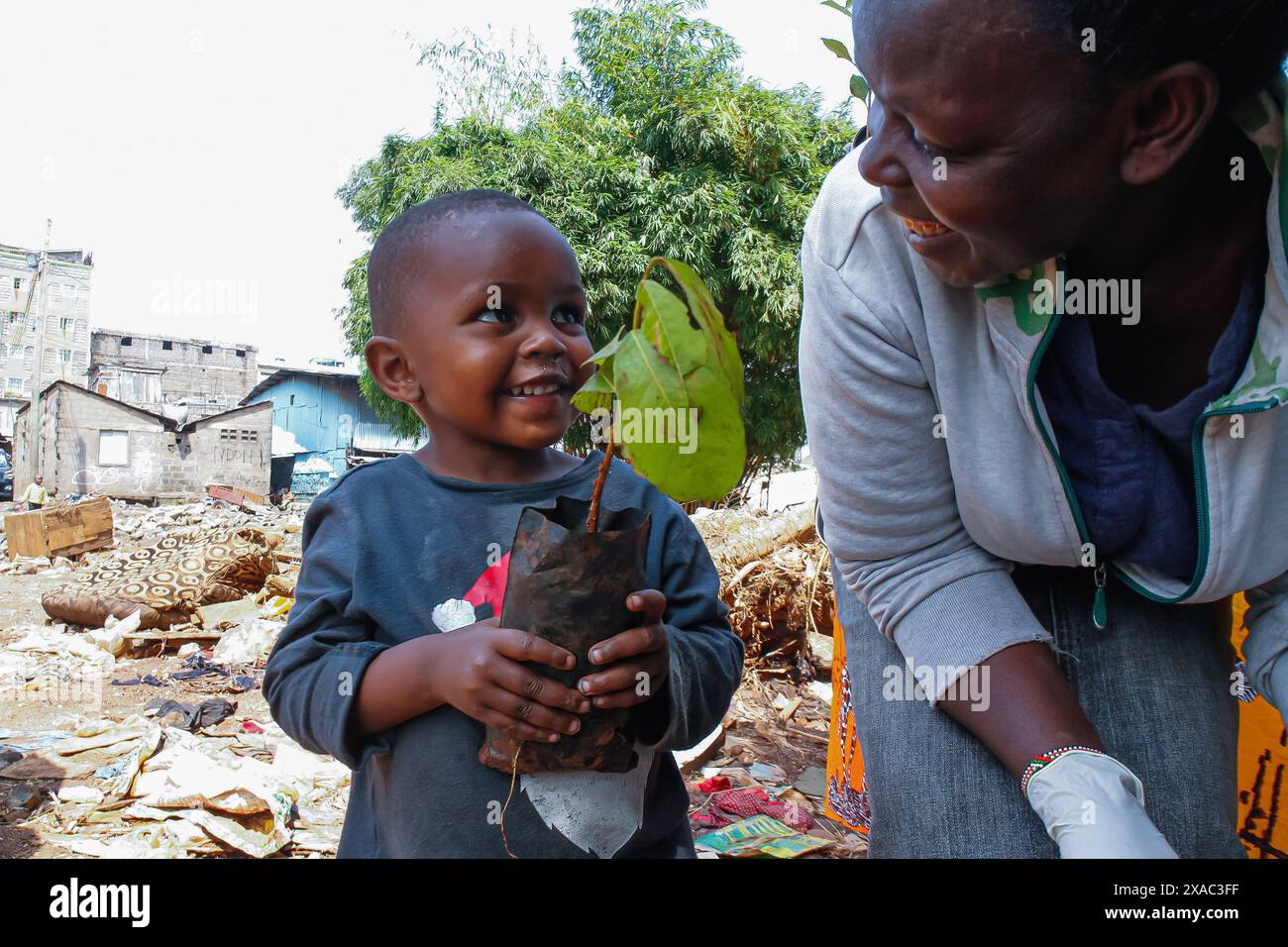 Nairobi, Kenya. 05 juin 2024. Un garçon local résidant dans le bidonville de Kiamako se prépare à prendre part à la plantation d'un arbre près d'un site de maisons détruites par les inondations le long de la rive de la rivière Mathare lors des célébrations marquant la Journée mondiale de l'environnement qui est célébrée chaque année le 5 juin et encourage la sensibilisation et l'action pour la protection de l'environnement. Le thème de 2024 est la restauration des terres, la désertification et la résilience à la sécheresse. (Photo de Boniface Muthoni/SOPA images/SIPA USA) crédit : SIPA USA/Alamy Live News Banque D'Images