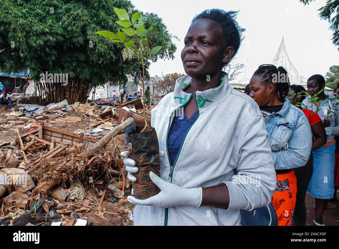 Nairobi, Kenya. 05 juin 2024. Un habitant local du bidonville de Kiamako se prépare à prendre part à la plantation d'un arbre près d'un site de maisons détruites par les inondations le long de la rive de la rivière Mathare lors des célébrations pour marquer la Journée mondiale de l'environnement est célébrée chaque année le 5 juin et encourage la sensibilisation et l'action pour la protection de l'environnement. Le thème de 2024 est la restauration des terres, la désertification et la résilience à la sécheresse. (Photo de Boniface Muthoni/SOPA images/SIPA USA) crédit : SIPA USA/Alamy Live News Banque D'Images