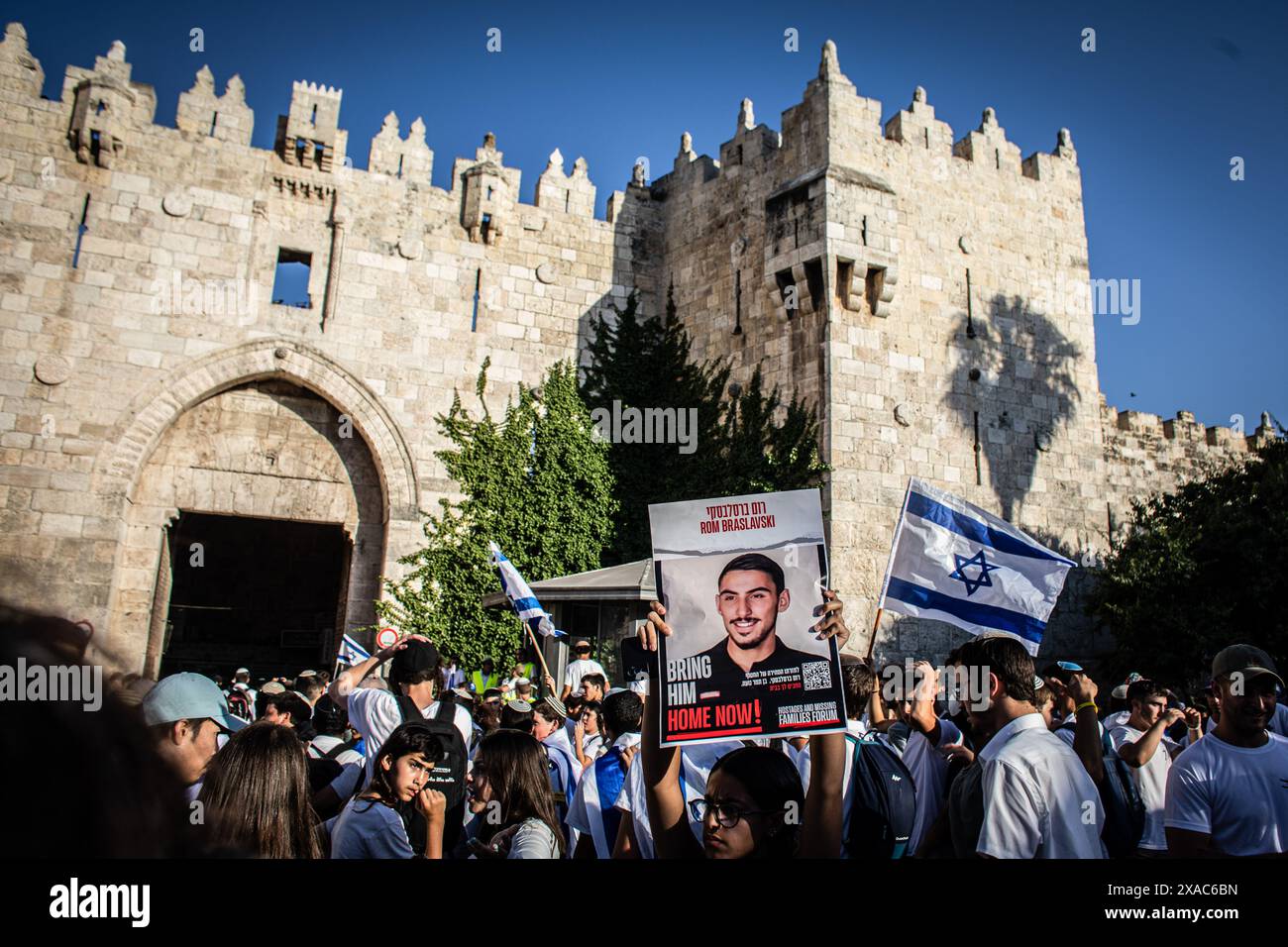 Une israélienne tient une pancarte montrant une photo de ROM Braslavsky, qui est retenu en otage par le Hamas à Gaza devant la porte de Damas à Jérusalem. Des dizaines de milliers de jeunes religieux ultranationalistes sionistes, hommes et femmes, ont défilé à travers les parties musulmanes de la vieille ville de Jérusalem lors de la marche annuelle du drapeau du jour de Jérusalem, un événement qui menace de déclencher de nouvelles violences dans la guerre Israël-Hamas. La journée de Jérusalem marque la réunification de la ville pendant la guerre des six jours et la Israelís prise du Mont du Temple et du mur occidental, Judaismís lieux les plus saints. Banque D'Images Une israélienne tient une pancarte montrant une photo de ROM Braslavsky, qui est retenu en otage par le Hamas à Gaza devant la porte de Damas à Jérusalem. Des dizaines de milliers de jeunes religieux ultranationalistes sionistes, hommes et femmes, ont défilé à travers les parties musulmanes de la vieille ville de Jérusalem lors de la marche annuelle du drapeau du jour de Jérusalem, un événement qui menace de déclencher de nouvelles violences dans la guerre Israël-Hamas. La journée de Jérusalem marque la réunification de la ville pendant la guerre des six jours et la Israelís prise du Mont du Temple et du mur occidental, Judaismís lieux les plus saints. Banque D'Images