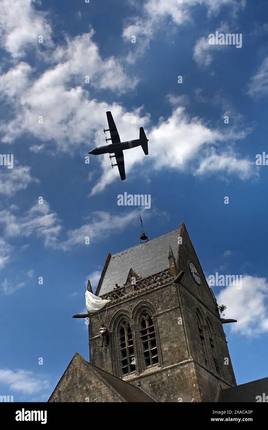 Sainte mère Eglise, France. 04 juin 2024. Sauter au-dessus de Sainte mère Eglise 05 juin 2024 lors d'une cérémonie commémorant le débarquement du débarquement de la seconde Guerre mondiale. Des dizaines de milliers de soldats alliés ont pris d'assaut les plages de Normandie le 06 juin 1944, libérant la France et accélérant la défaite de l'Allemagne nazie. Photo de Franck Castel/ABACAPRESS. COM Credit : Abaca Press/Alamy Live News Banque D'Images