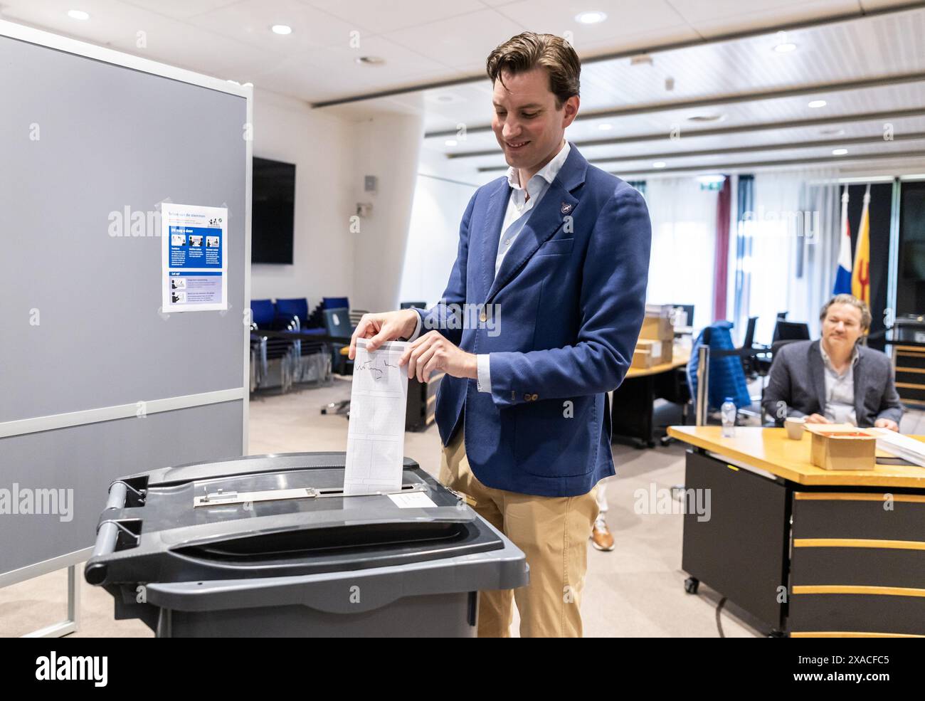 OEGSTGEEST - le chef du parti Ja21 Michiel Hoogeveen vote pour l'élection des députés néerlandais au Parlement européen. ANP EVA PLEVIER pays-bas OUT - belgique OUT Banque D'Images