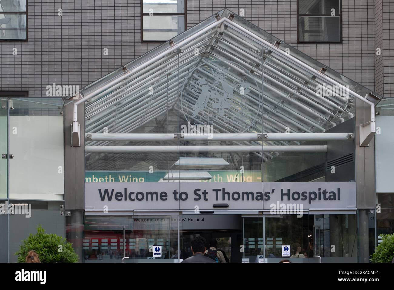 Londres, Royaume-Uni. 5 juin 2024. Hôpital St Thomas de Londres. Les enquêtes se poursuivent après que de grands hôpitaux de Londres aient été touchés par une cyberattaque plus tôt cette semaine contre Synnovis, partenaire en pathologie. King's College Hospital, Guy's and St Thomas', le Royal Brompton et l'Evelina London Children's Hospital ont été touchés lundi par une cyberattaque de ransomware contre Synnovis, partenaire en pathologie. Un incident critique a été déclaré et certaines procédures et opérations ont été annulées ou transférées à d'autres hôpitaux. Les transfusions sanguines en particulier ont été impactées. Les hôpitaux reviendraient maintenant au papier R. Banque D'Images