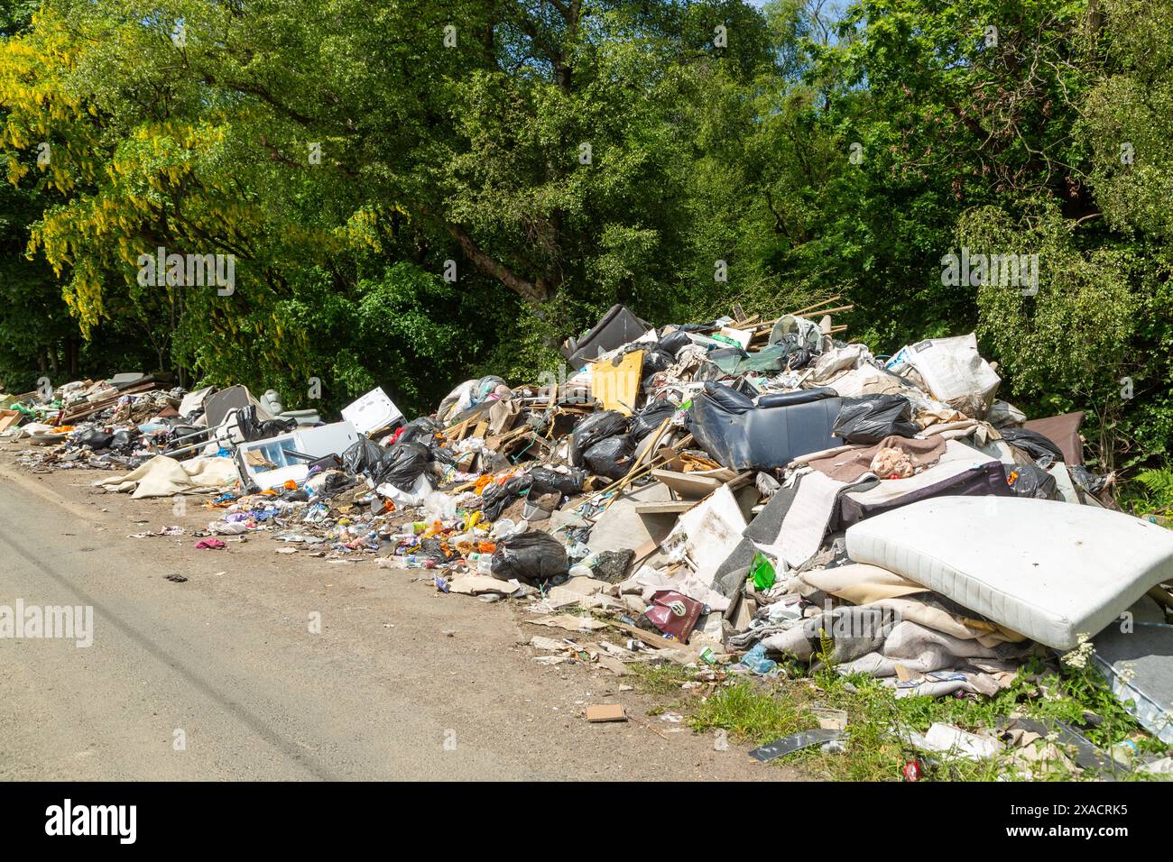 Déversement de mouches sur une route rurale, déchets déversés sur la route à la périphérie de Kirkcaldy, Fife, Écosse Banque D'Images