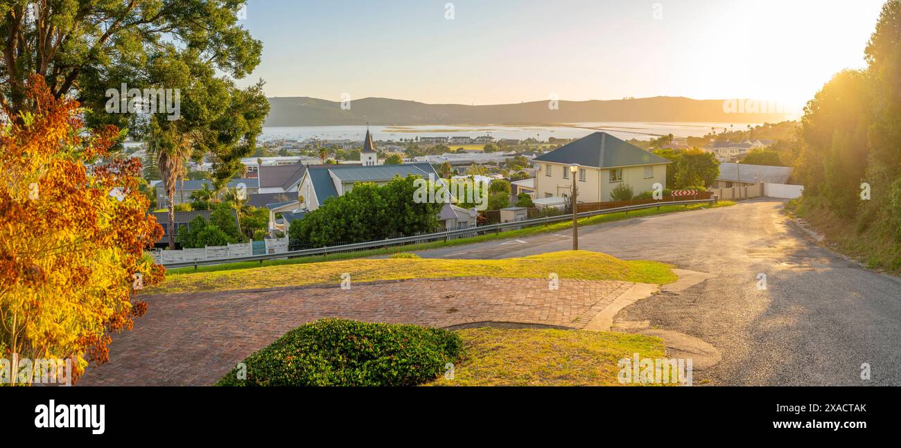 Vue de la rue de banlieue et Knysna Kerk Knysna au coucher du soleil, Knysna, Garden route, Western Cape, Afrique du Sud, Afrique Copyright : FrankxFell 844-33480 Banque D'Images