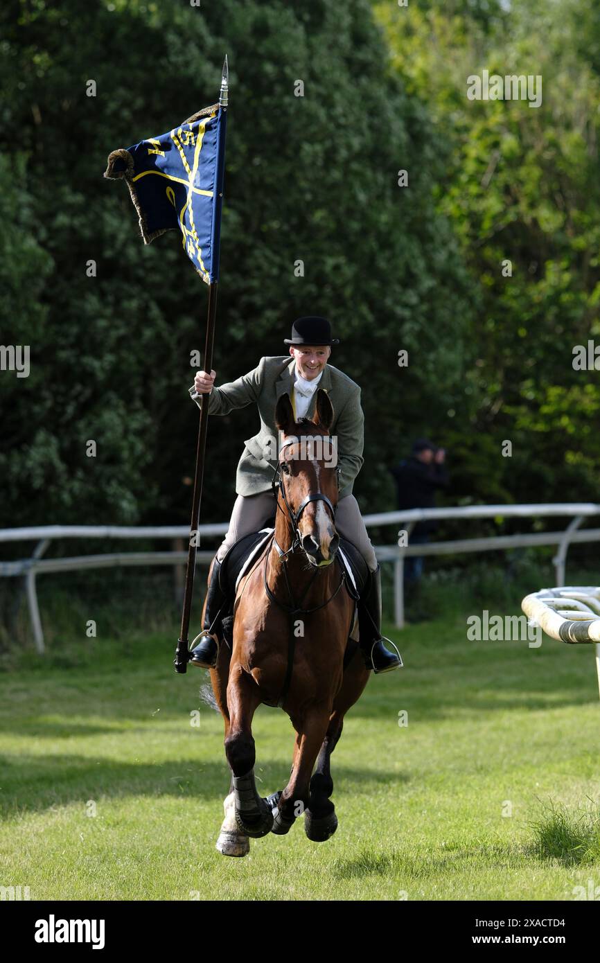 Hawick, Royaume-Uni. 06 juin 2024. Ryan Nichol porte le drapeau 'Banner Blue' non bus, après avoir quitté St Leonards il galop 'Roond the Mair' avant d'entreprendre des tâches en ville avant le début cérémoniel de la circonscription commune plus tard aujourd'hui, jeudi 06 juin 2024 Hawick Common Riding est le premier des événements frontaliers annuels, il célèbre la capture d'un drapeau anglais lors d'un raid en 1514 par la jeunesse de Hawick à Hornshole et l'ancienne coutume de chevaucher les marches ou les limites de la terre commune. Crédit : Rob Gray/Alamy Live News Banque D'Images