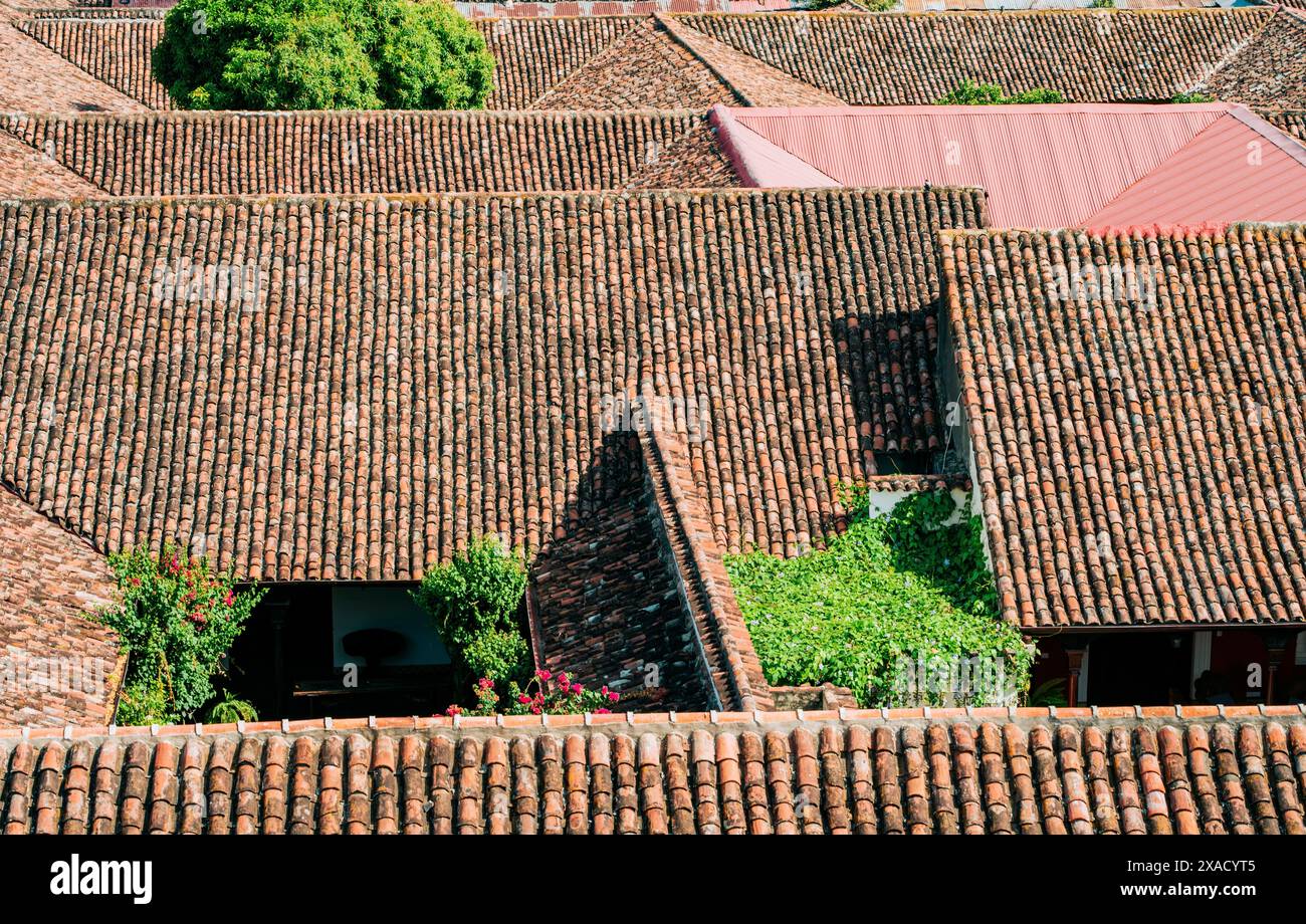 Vue de dessus de vieilles tuiles en terre cuite sur le toit de certaines maisons. Vieux toits de tuiles de maisons à Grenade, Nicaragua Banque D'Images