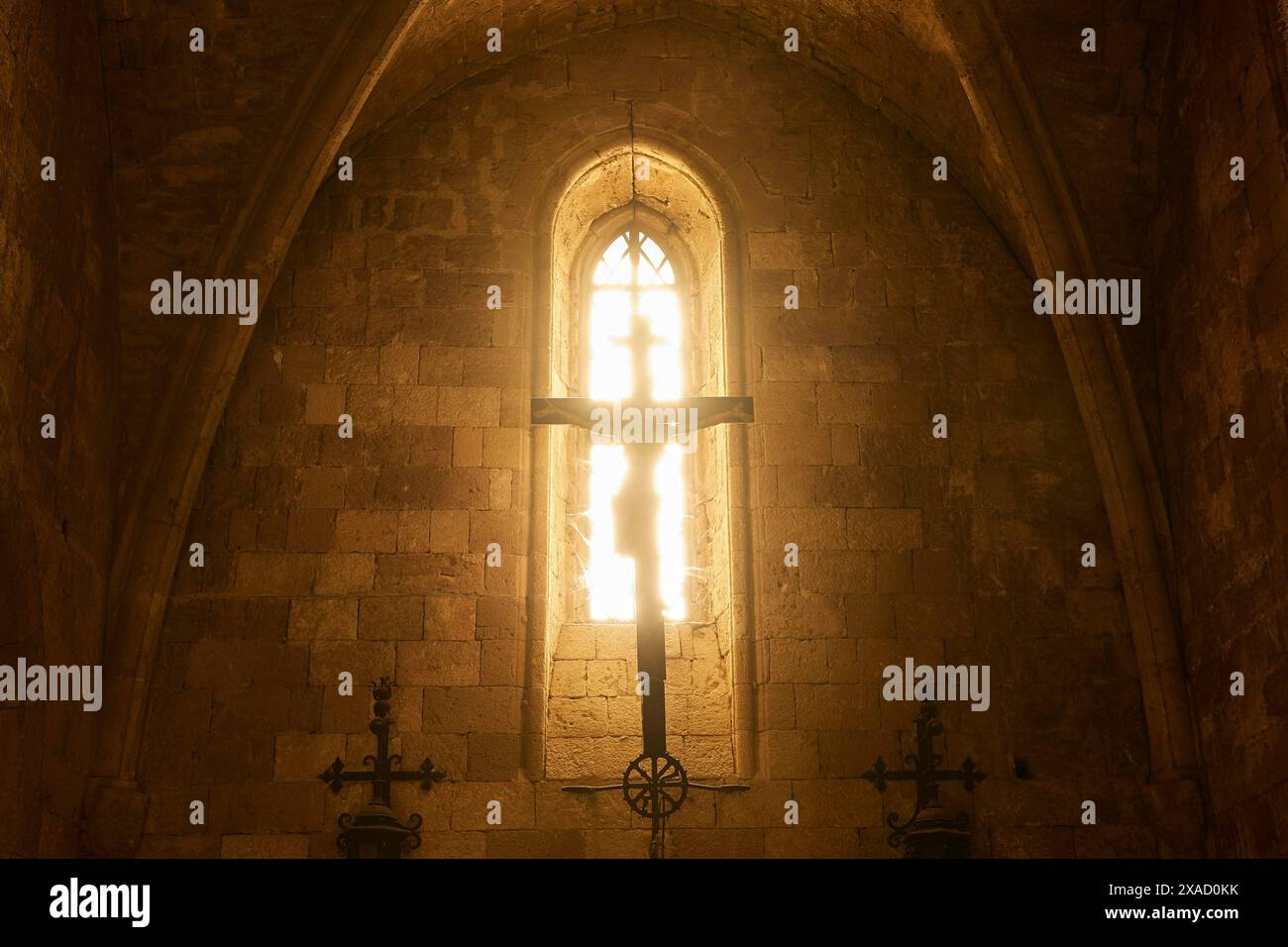 Choeur de l'église du monastère, fenêtre d'une église avec la lumière du soleil sur une croix, style gothique, Monastère de notre-Dame du Mont Filerimos, Filerimos, colline Banque D'Images