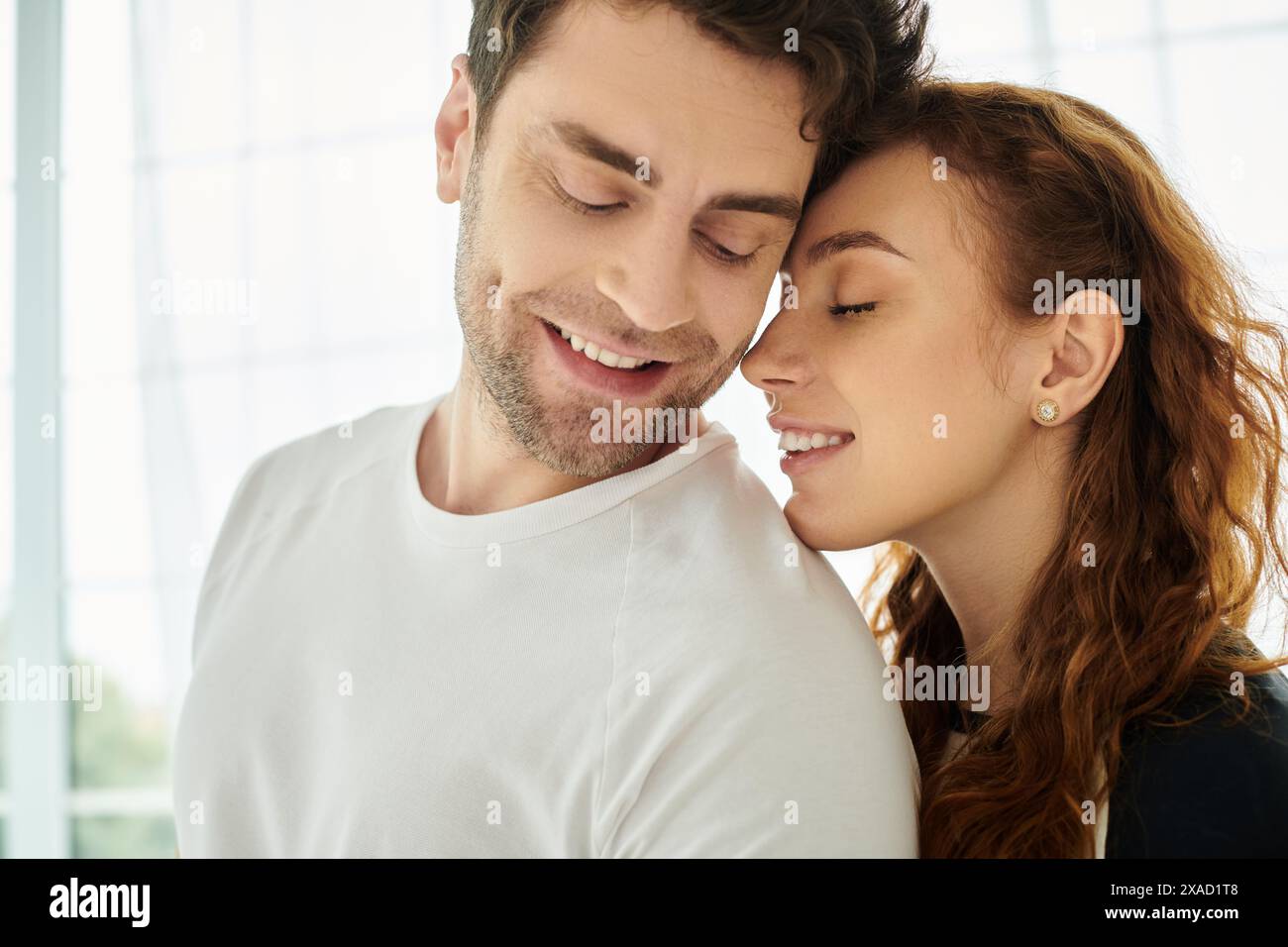 Un homme et une femme créant une connexion silencieuse dans un moment d’intimité. Banque D'Images