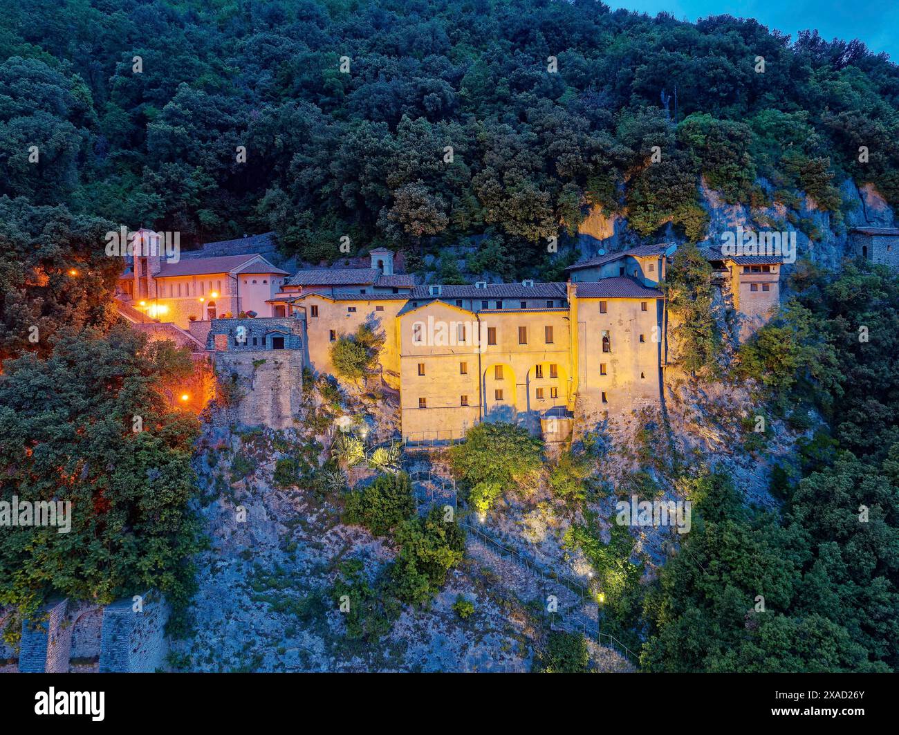 Illuminé au crépuscule est l'ermitage Santuario di Greccio, également connu sous le nom de Santuario Francescano dei Presepio. C'est un sanctuaire franciscain dans le Banque D'Images