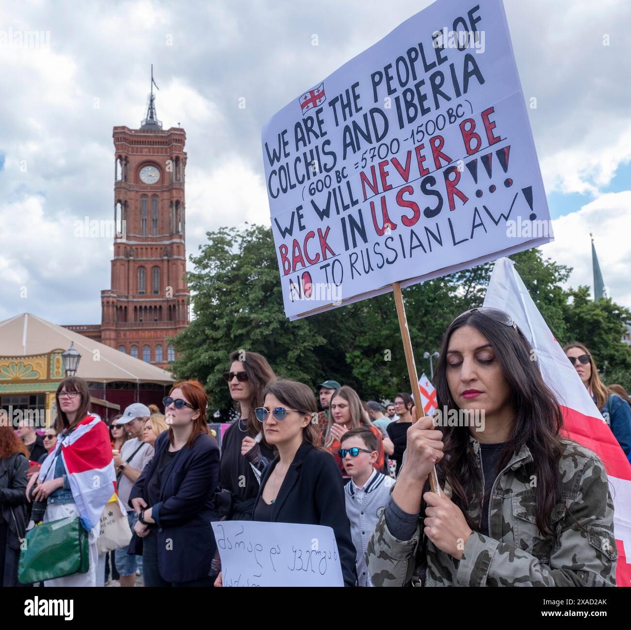Allemagne, Berlin, 11 mai 2024, Marche géorgienne : oui à l'Europe! Dis non à la loi russe ! Rotes Rathaus Banque D'Images