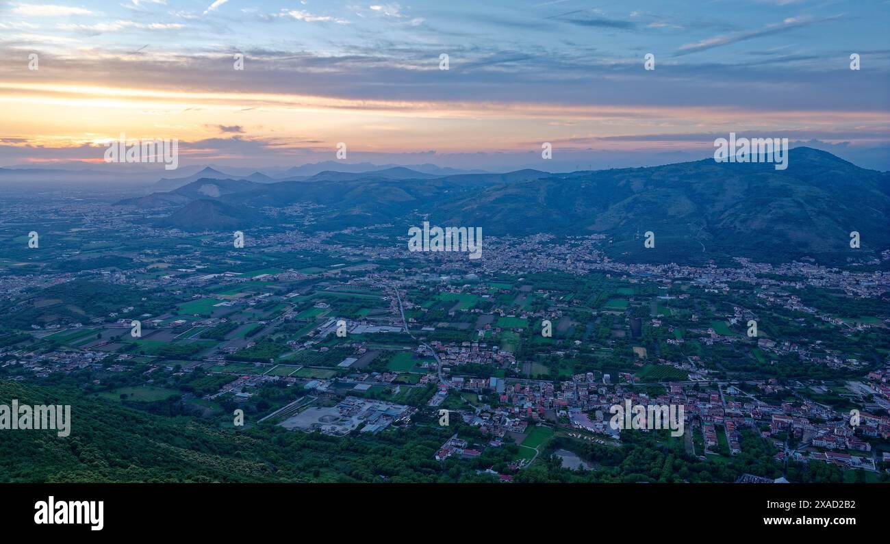 Vue sur la région densément peuplée napolitaine et les montagnes près de Caserte au crépuscule. San Felice a Cancello, Caserte, Campanie, Italie, Sud Banque D'Images