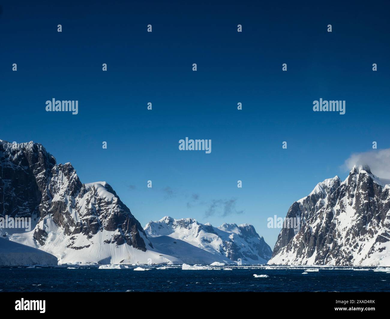 Glace de mer à l'entrée nord du chenal Lemaire entre Graham Land (l) et Booth Island (R), Antarctique Banque D'Images