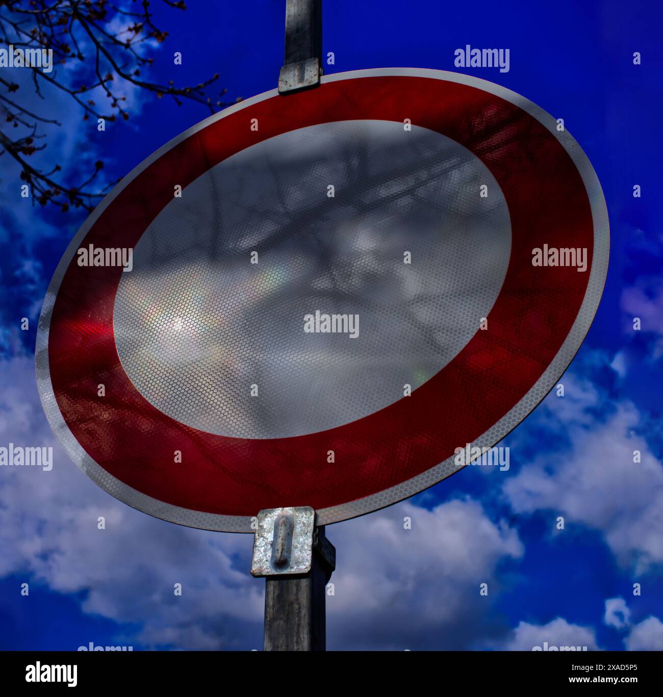 Panneau routier 250 (Allemagne) avec des reflets de la lumière du soleil sur un ciel bleu avec quelques nuages blancs : aucun véhicule d'aucune sorte autorisé. Transit interdit. Banque D'Images