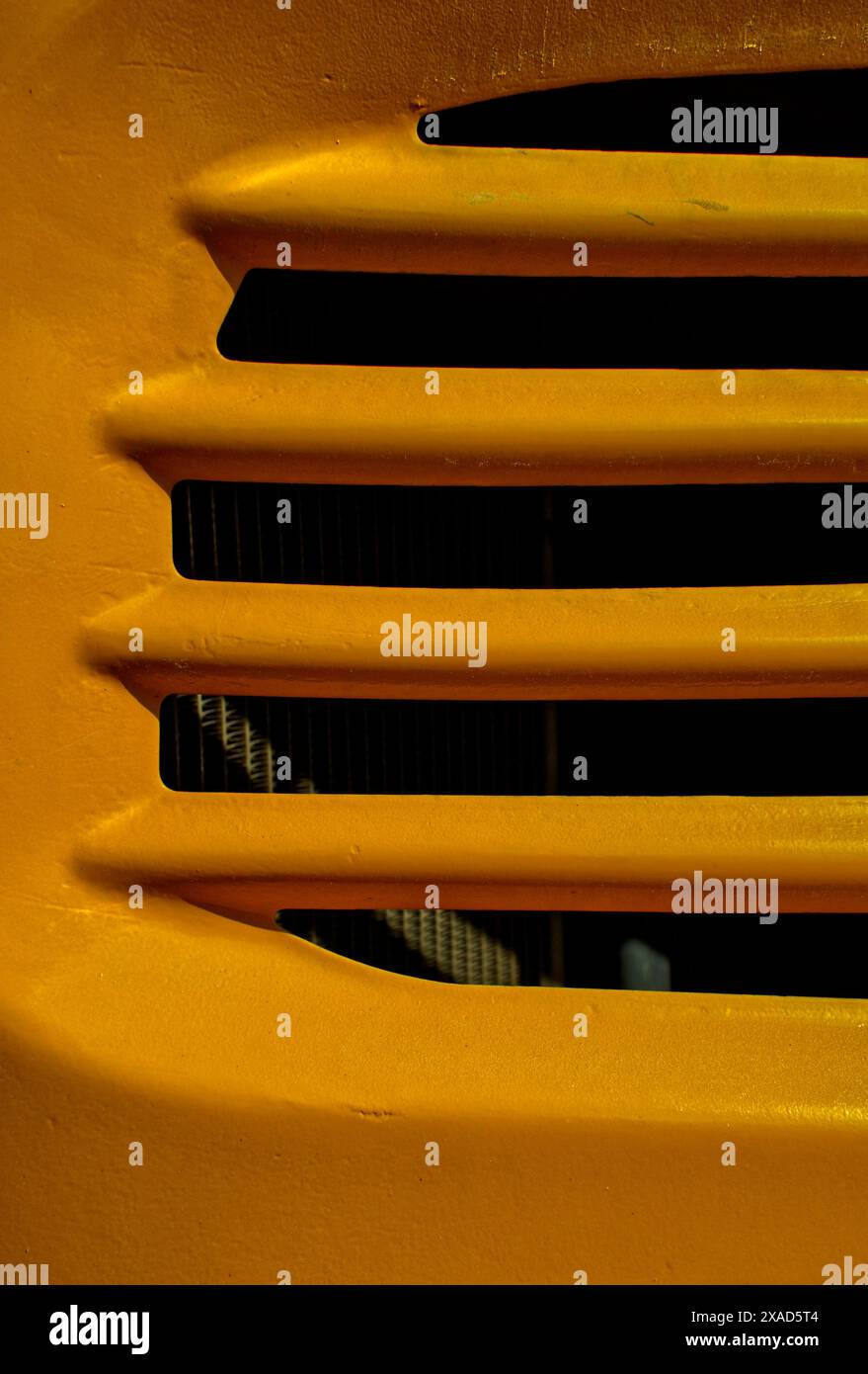 Détail d'un capot métallique jaune d'un véhicule de construction Banque D'Images