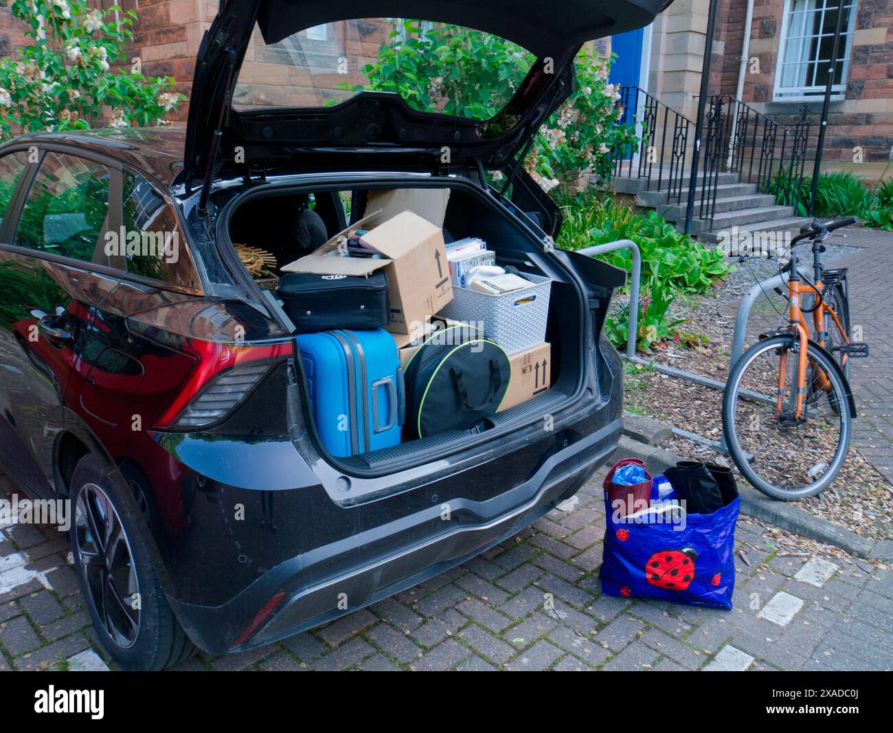 Étudiant quittant les halls de résidence avec des bagages en voiture, Édimbourg Banque D'Images