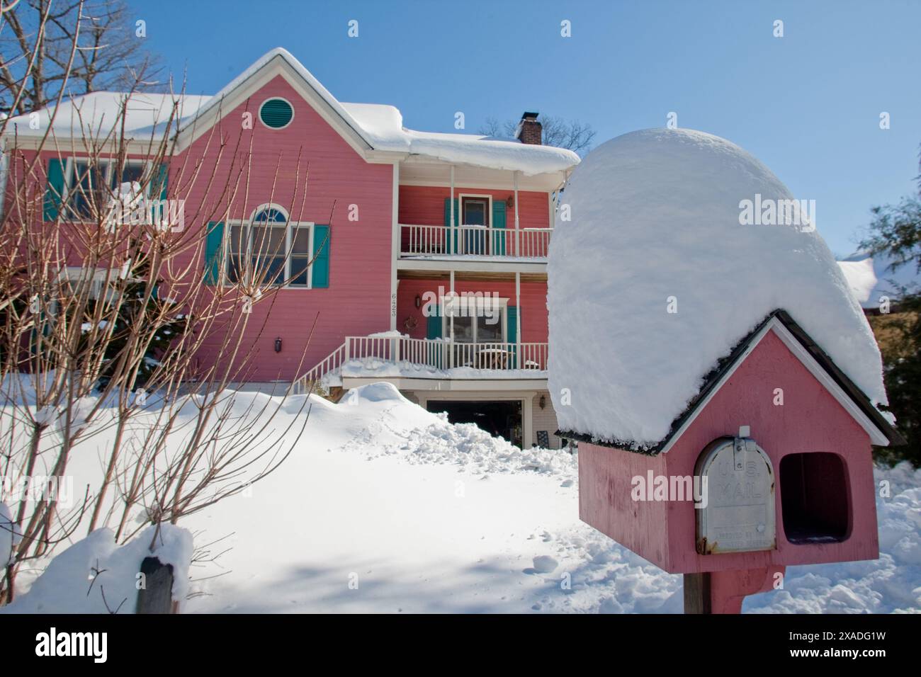 Une maison enneigée et une boîte aux lettres près de Washington, DC, pendant la tempête de neige hivernale de 2010. Banque D'Images