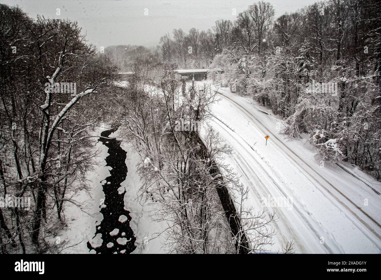 Une cabane enneigée John Parkway dans le Maryland, marquée avec seulement quelques traces de pneus frais près de Washington, DC, pendant la tempête de neige hivernale de 2010. Banque D'Images