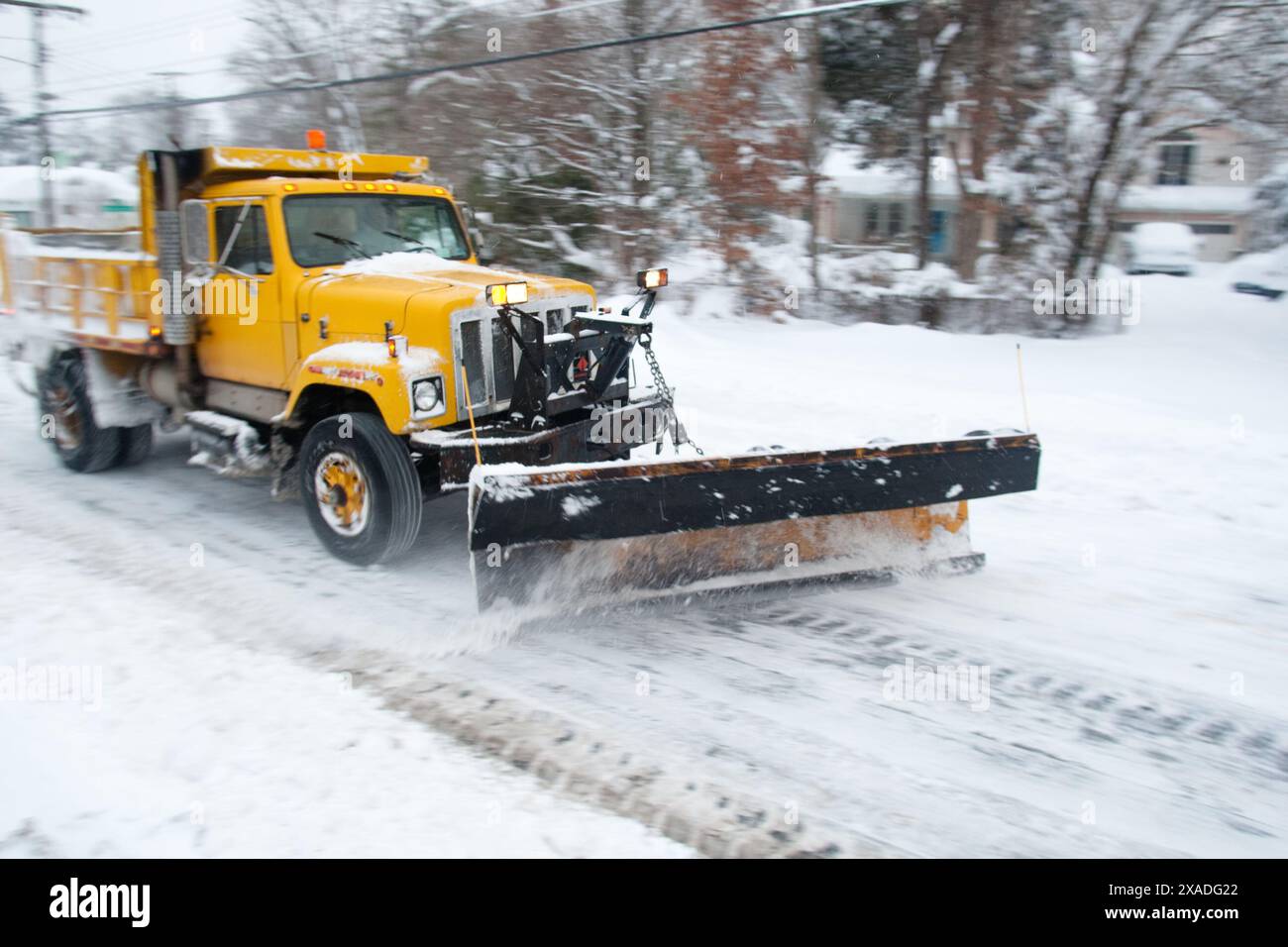 Du matériel de construction lourd déneigé sur MacArthur Boulevard près de Washington, DC, pendant la tempête de neige hivernale de 2010. Banque D'Images
