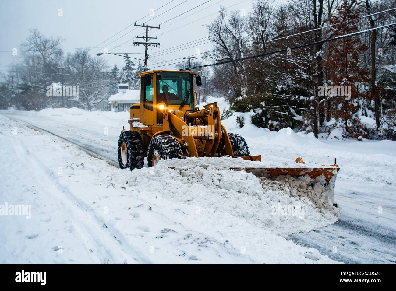 Du matériel de construction lourd déneigé sur MacArthur Boulevard près de Washington, DC, pendant la tempête de neige hivernale de 2010. Banque D'Images