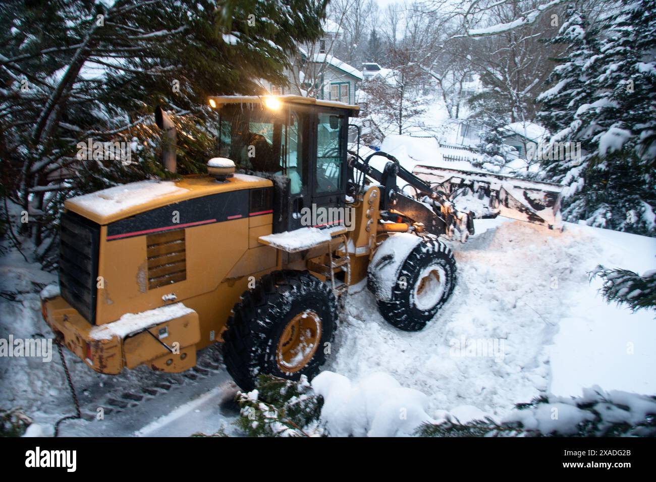 Du matériel de construction lourd déneigé sur MacArthur Boulevard près de Washington, DC, pendant la tempête de neige hivernale de 2010. Banque D'Images