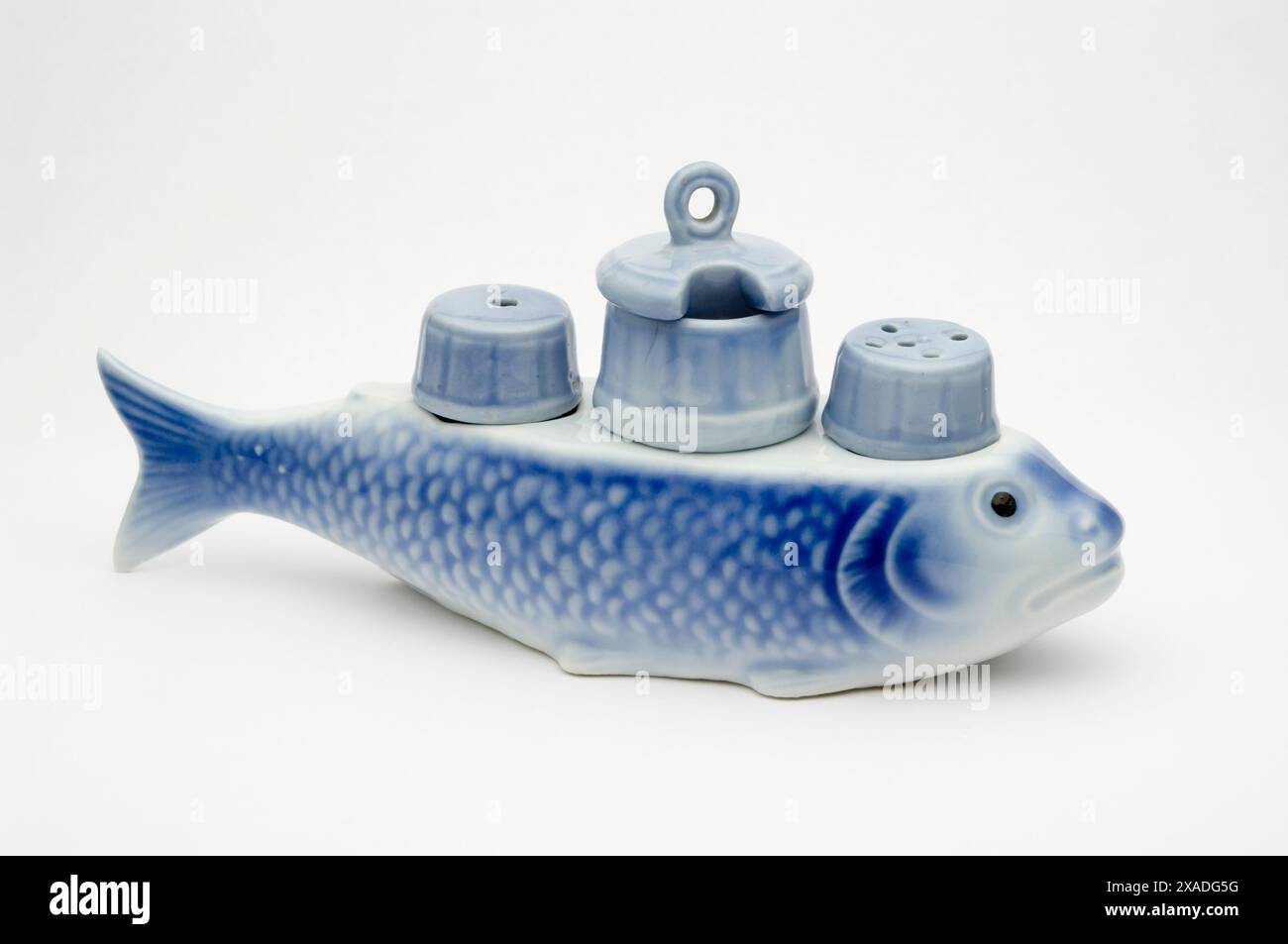 Ensemble de condiments de poisson bleu en céramique vintage Banque D'Images