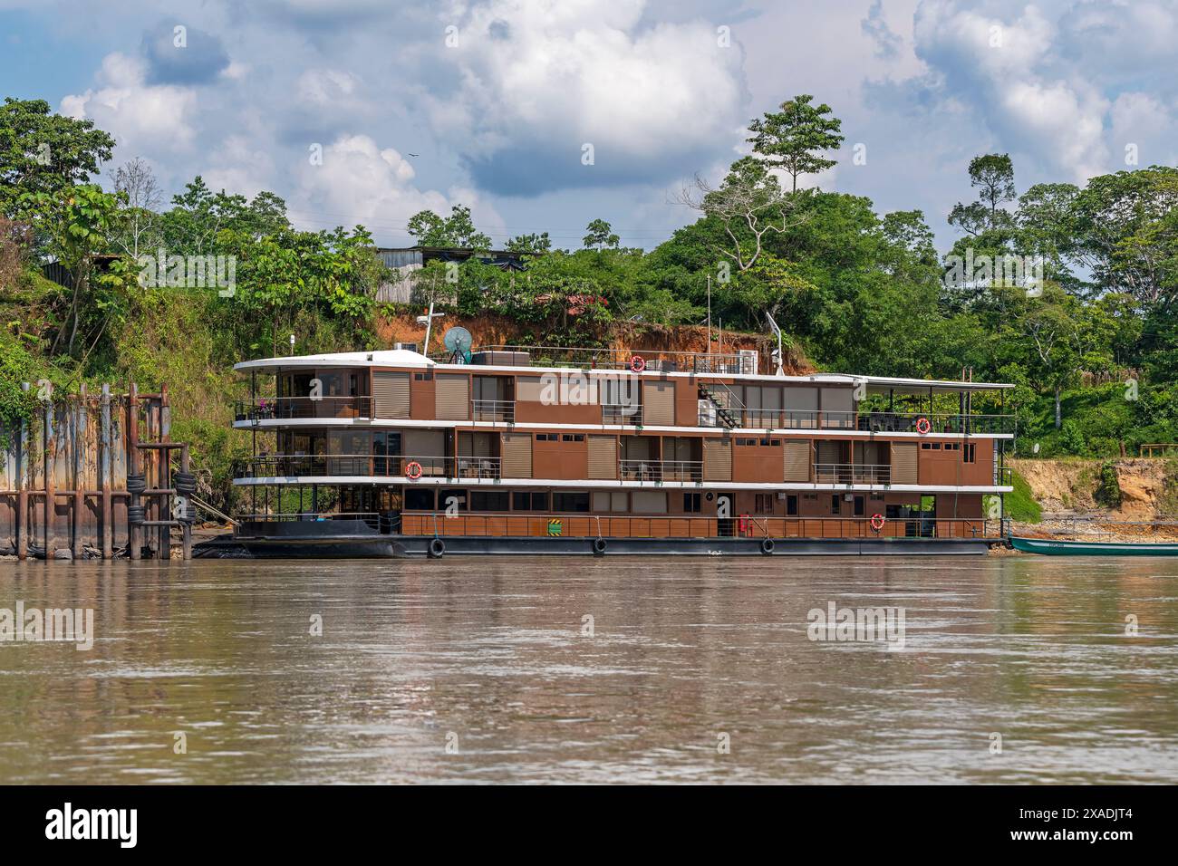 Bateau de croisière de luxe dans la forêt tropicale amazonienne sur la rivière Napo, forêt tropicale amazonienne, Équateur. Banque D'Images