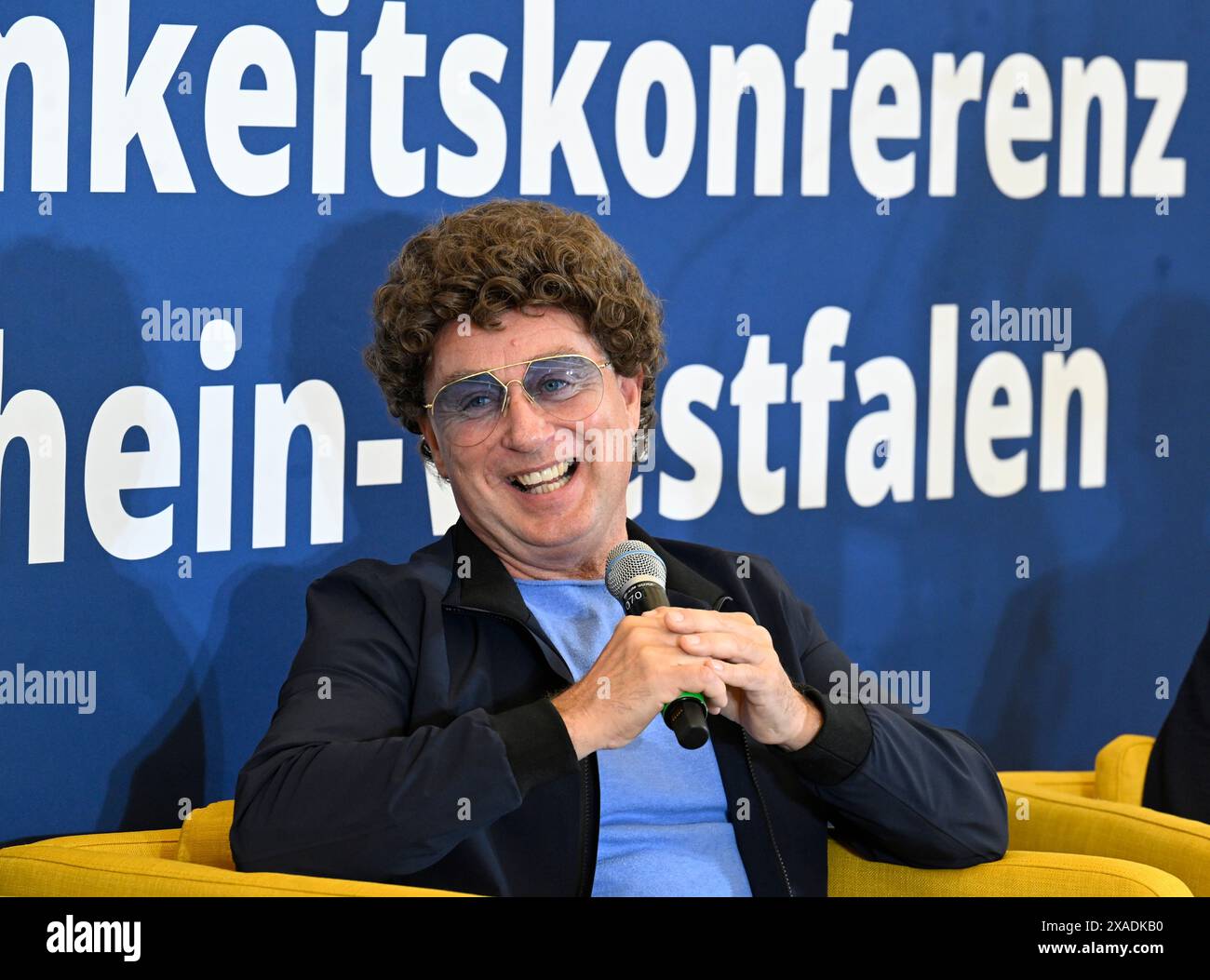 Duesseldorf, Allemagne. 06 juin 2024. Le comédien Atze Schröder prend la parole à la Chancellerie d'État lors d'une conférence sur la solitude lors de la présentation d'un article impulsif intitulé "jeunes et solitaires - perspectives internationales pour un champ d'action politique". Crédit : Roberto Pfeil/dpa/Alamy Live News Banque D'Images