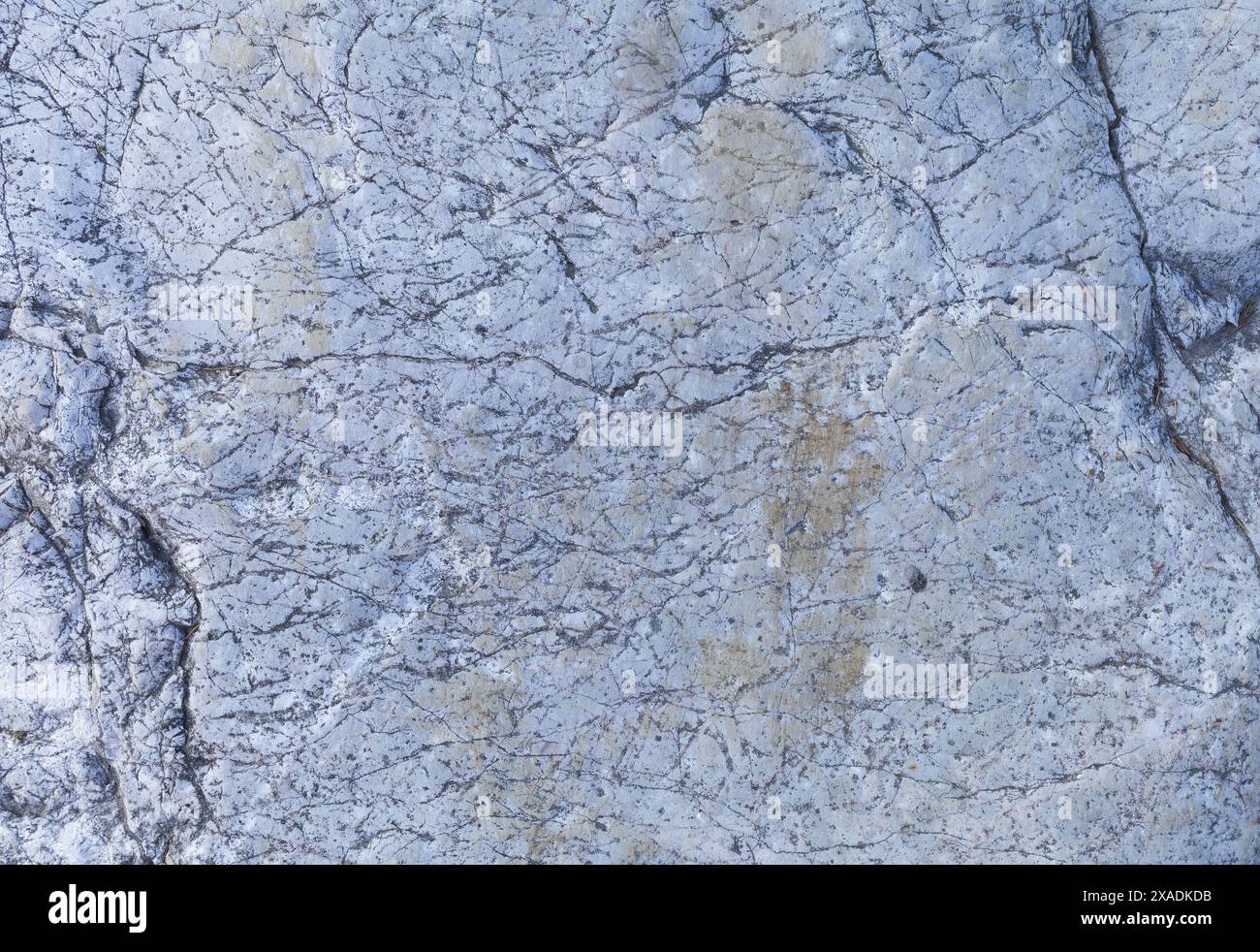 photographie à plat d'une pierre de granit gris bleu clair avec une surface texturée fissurée Banque D'Images