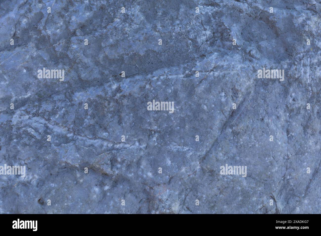 photographie à plat d'une pierre de granit gris bleu avec une surface texturée fissurée Banque D'Images