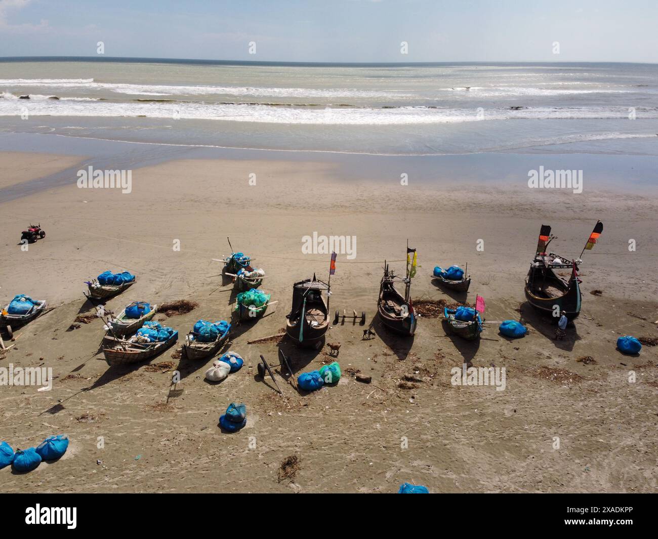 6 juin 2024, Cox's Bazar, Chittagong, Bangladesh : vue aérienne de centaines de bateaux de pêche dans un village de pêcheurs à Cox's Bazar, Bangladesh. Le gagne-pain de la communauté des pêcheurs ici dépend largement de la pêche. Les bateaux vont à la mer à minuit tous les jours pour attraper une variété de poissons, y compris les crevettes, les poissons-côtes et la sole de la langue du Bengale. Cox's Bazar, la plus longue plage marine naturelle du monde, s'étend sur plus de 120 kilomètres le long de la côte sud-est du Bangladesh. (Crédit image : © Joy Saha/ZUMA Press Wire) USAGE ÉDITORIAL SEULEMENT! Non destiné à UN USAGE commercial ! Banque D'Images