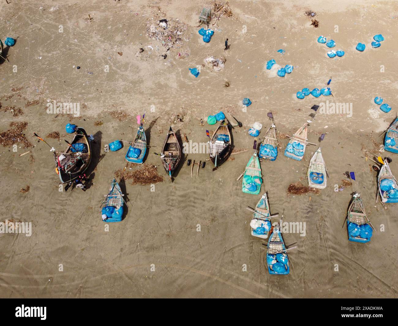 6 juin 2024, Cox's Bazar, Chittagong, Bangladesh : vue aérienne de centaines de bateaux de pêche dans un village de pêcheurs à Cox's Bazar, Bangladesh. Le gagne-pain de la communauté des pêcheurs ici dépend largement de la pêche. Les bateaux vont à la mer à minuit tous les jours pour attraper une variété de poissons, y compris les crevettes, les poissons-côtes et la sole de la langue du Bengale. Cox's Bazar, la plus longue plage marine naturelle du monde, s'étend sur plus de 120 kilomètres le long de la côte sud-est du Bangladesh. (Crédit image : © Joy Saha/ZUMA Press Wire) USAGE ÉDITORIAL SEULEMENT! Non destiné à UN USAGE commercial ! Banque D'Images