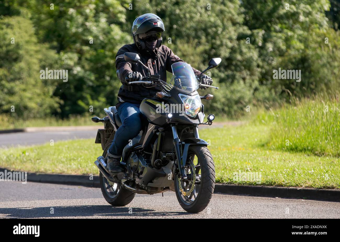 Stony Stratford, Royaume-Uni - 2 juin 2024 : 2014 Honda NC moto sur une route de campagne britannique Banque D'Images