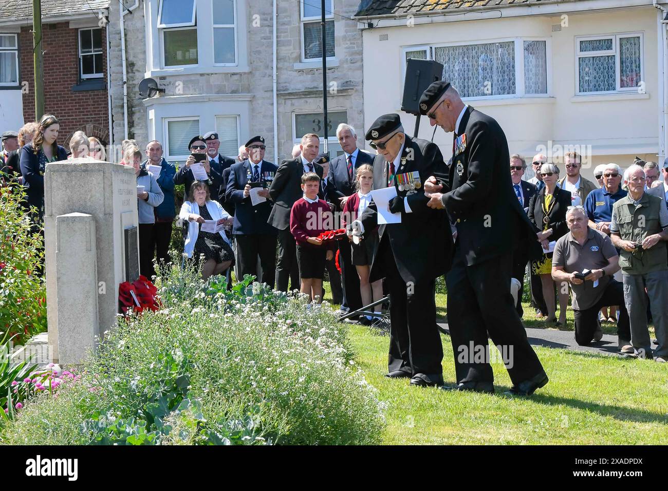 Port de Portland, Dorset, Royaume-Uni. 6 juin 2024. Météo britannique. Anniversaire du jour J 80 - des centaines de personnes assistent à un service commémoratif au mémorial de guerre américain à Victoria Gardens sur l'île de Portland dans le Dorset pour les commémorations du jour J 80. Reg Fox, vétéran de la seconde Guerre mondiale, âgé de 97 ans, qui a servi dans le Royal Tank Regiment pose une croix lors du service commémoratif. Crédit photo : Graham Hunt/Alamy Live News Banque D'Images