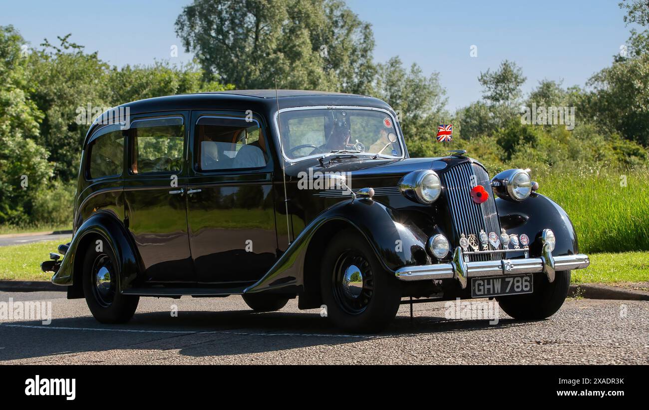 Stony Stratford, Royaume-Uni - 2 juin 2024 : 1940 noir Vauxhall voiture britannique classique conduisant sur une route de campagne britannique Banque D'Images