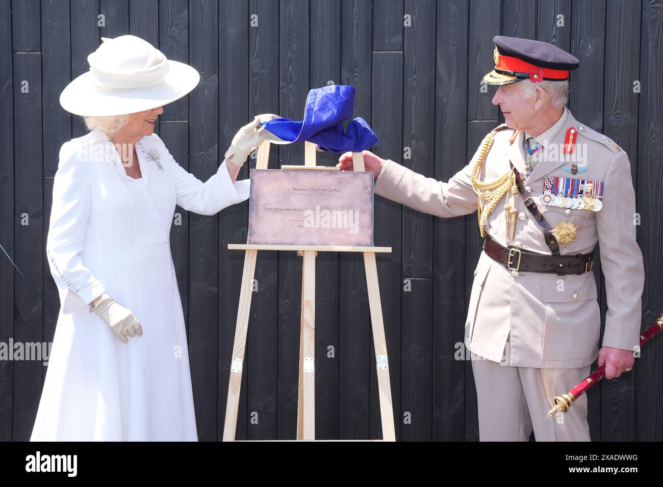 Le roi Charles III et la reine Camilla lors de l'inauguration officielle du Centre d'éducation et d'apprentissage Winston Churchill, sur le site du Mémorial de la Normandie britannique à Ver-sur-mer, en Normandie. Le nouveau bâtiment abrite deux galeries d'exposition éducative racontant les histoires de ceux qui ont combattu le jour J et lors de la bataille de Normandie, organisées par la Royal British Legion. Date de la photo : jeudi 6 juin 2024. Banque D'Images