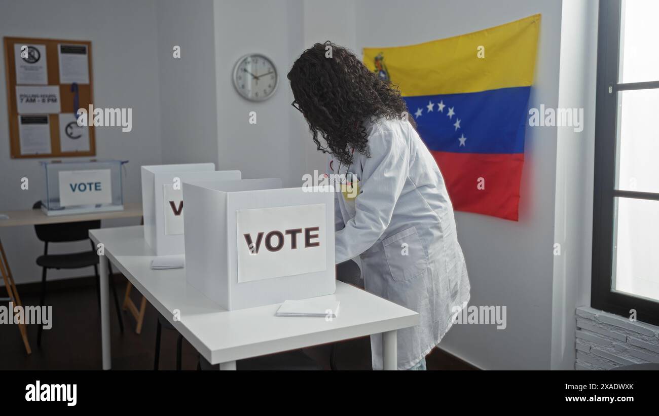 Une jeune afro-américaine aux cheveux bouclés vote à l'intérieur dans une salle électorale ornée d'un drapeau vénézuélien et d'une bannière. Banque D'Images