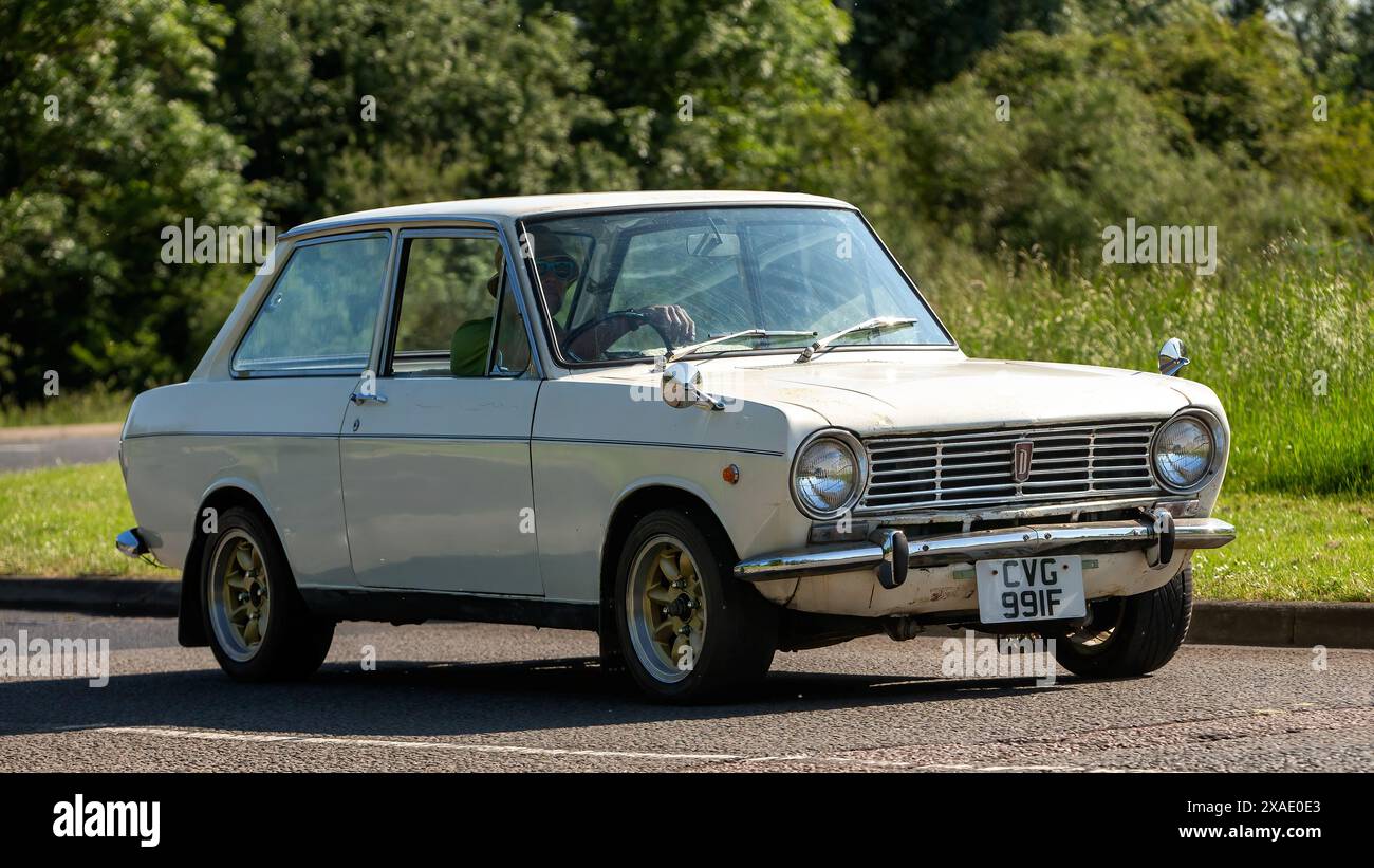 Stony Stratford, Royaume-Uni - 2 juin 2024 : 1967 voiture Nissan classique conduisant sur une route de campagne britannique Banque D'Images