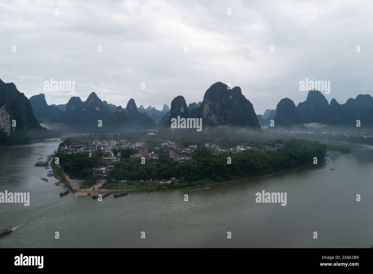 Comté de Yangshuo, ville de Guilin, Guangxi, Chine - 27 mai 2023 : photographie aérienne du paysage naturel de la rivière Li dans la ville antique de Xingping Banque D'Images