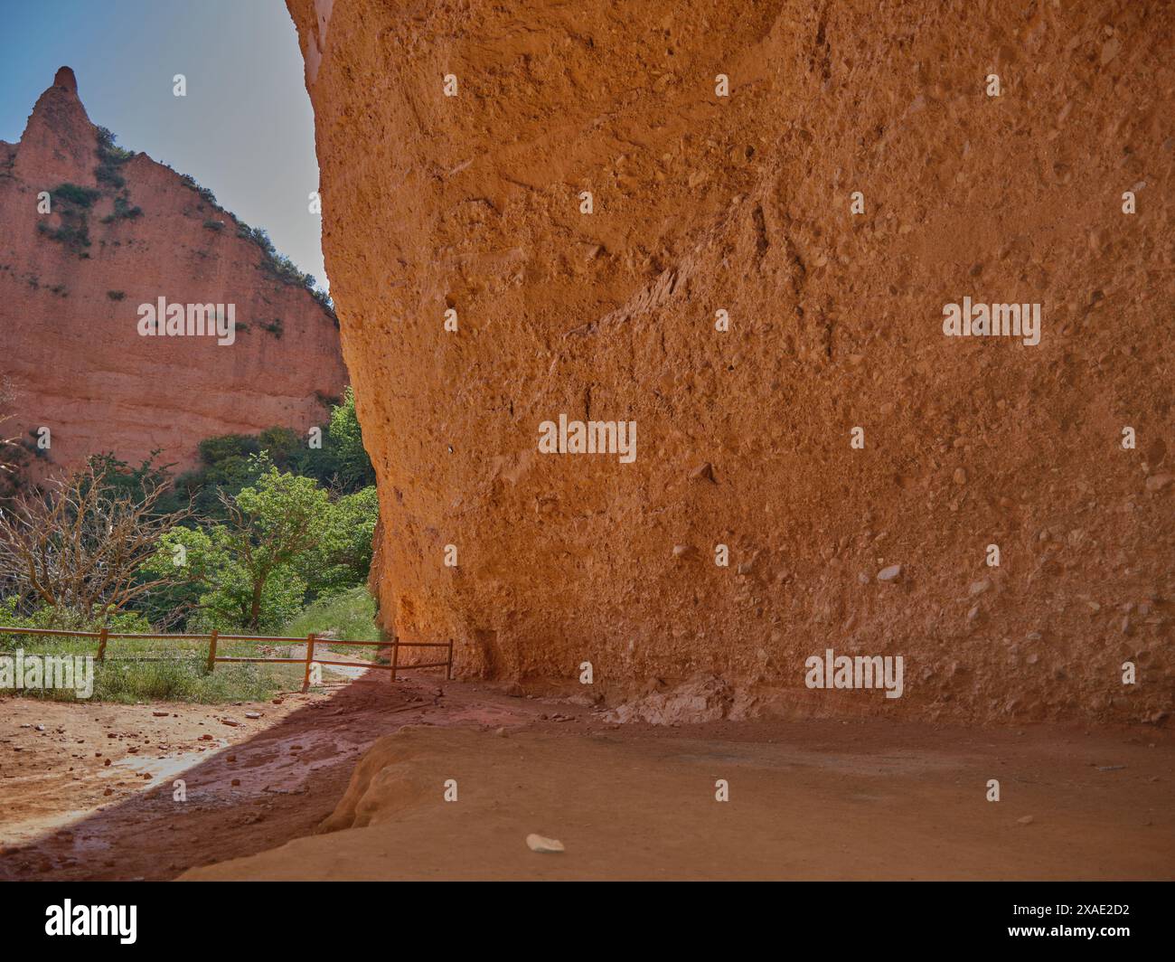 La Cuevona est l'une des formations impressionnantes que vous trouverez à Las Medulas, un lieu emblématique de la région de Bierzo, dans la province de Leon, en Espagne. Banque D'Images