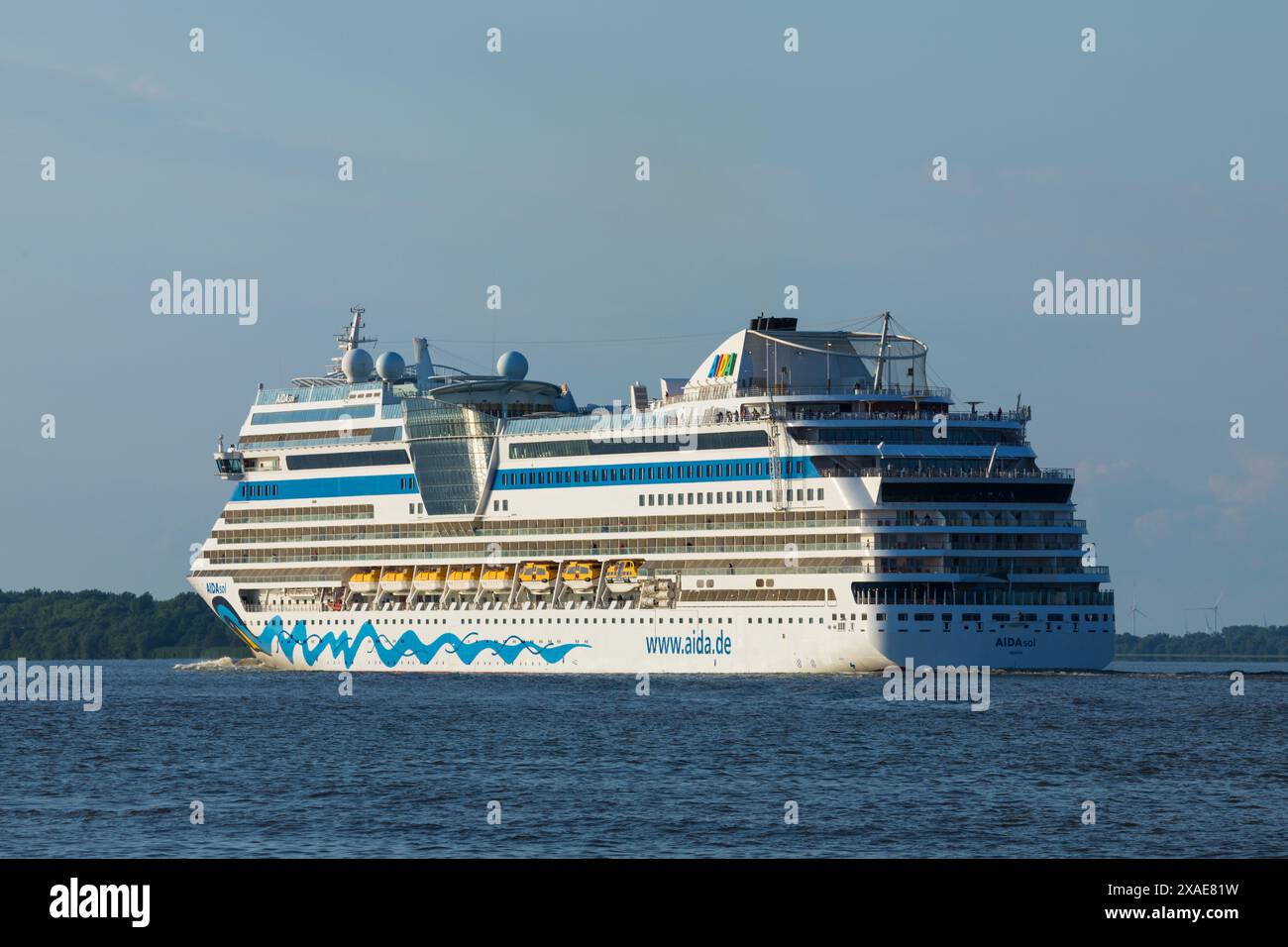 Stade, Allemagne – 28 mai 2024 : bateau de croisière AIDASol, quittant Hambourg, sur l'Elbe. Vue arrière gauche. Banque D'Images